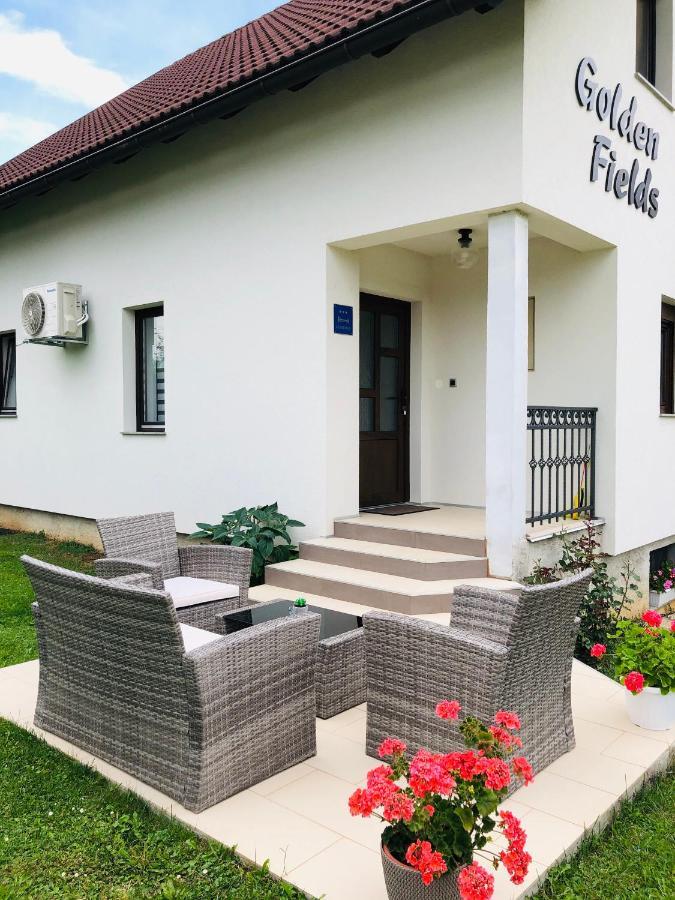 Apartment Golden Fields Smoljanac Exterior foto